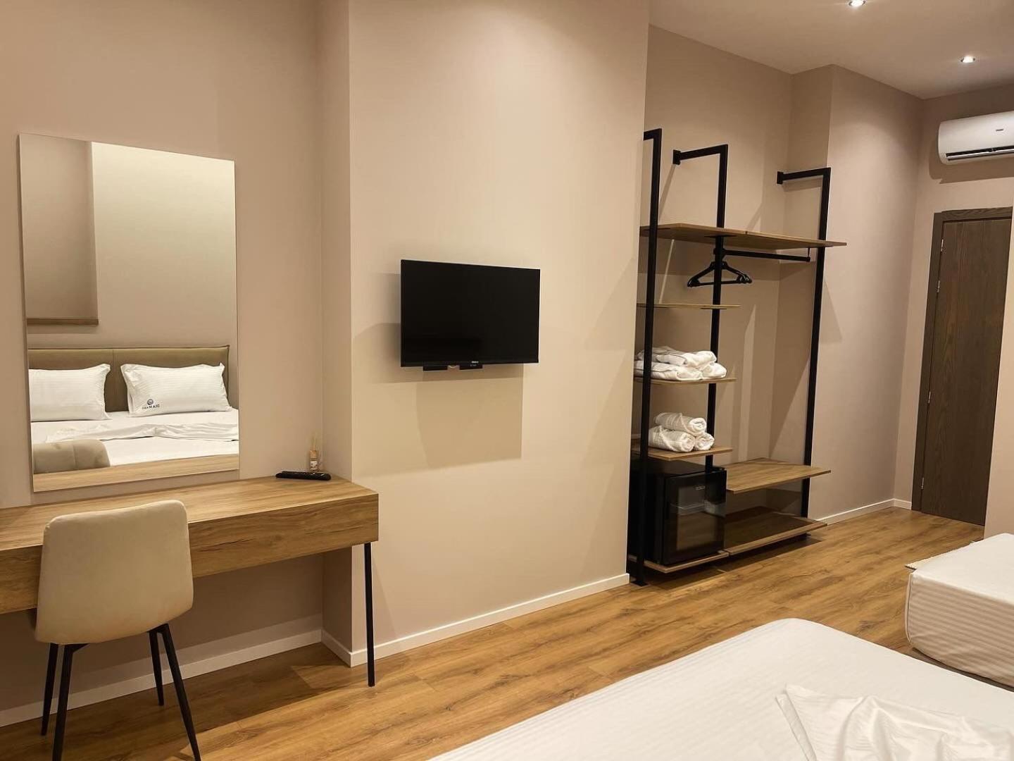 Dia Mare Deluxe Aparthotel Vlorë Exteriör bild