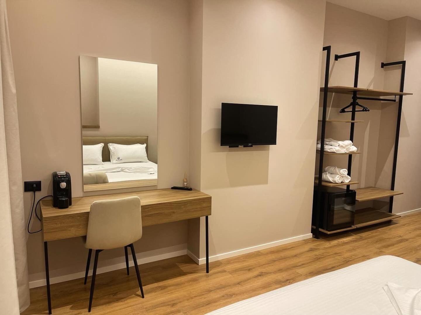 Dia Mare Deluxe Aparthotel Vlorë Exteriör bild