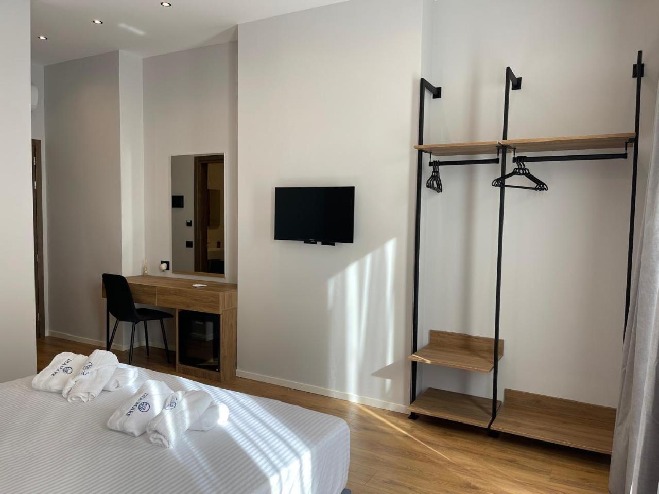 Dia Mare Deluxe Aparthotel Vlorë Exteriör bild